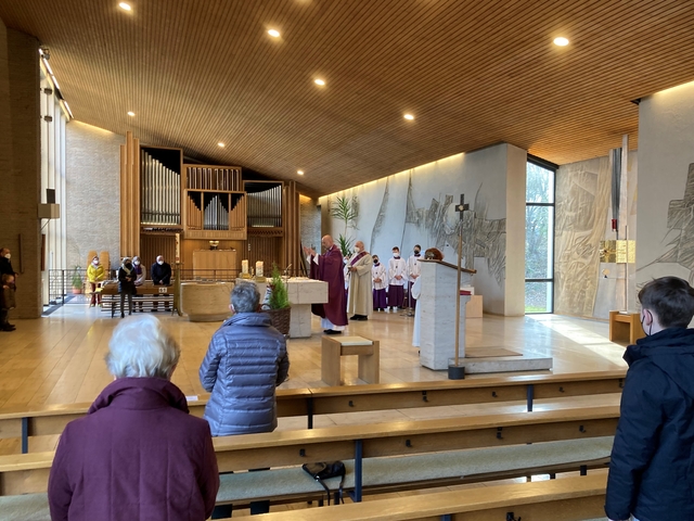 Pfarrer Sauer feiert ersten Sonntagsgottesdienst in St. Pius