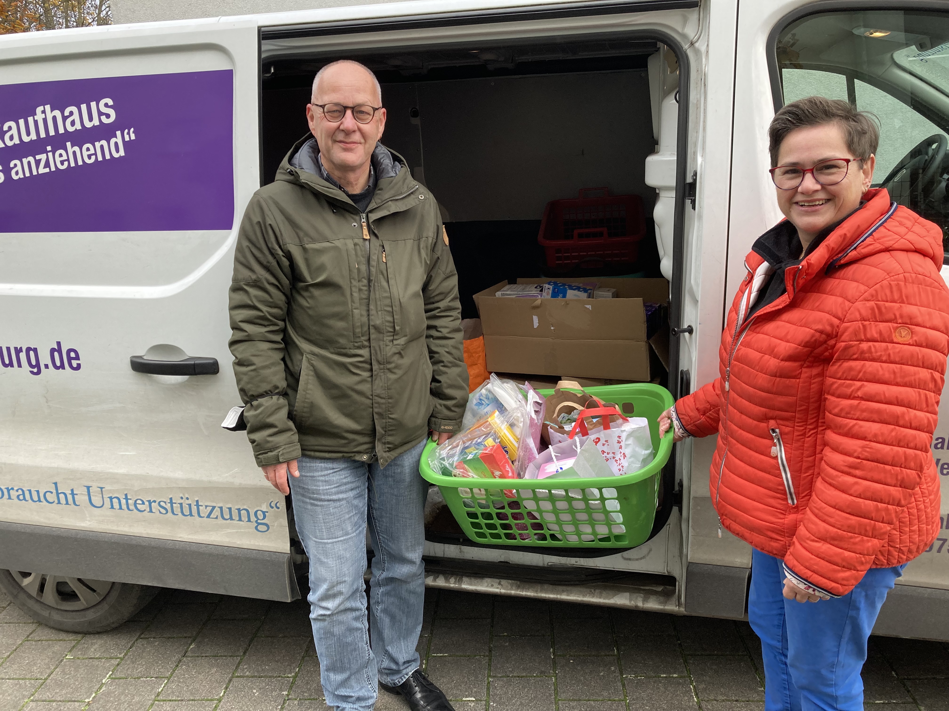 Wolfgang Grose Leiter des Sozailkaufhauses der Diakonie holt die Spenden bei Dagmar Neumar von der Nachbarschaftshilfe abjpg